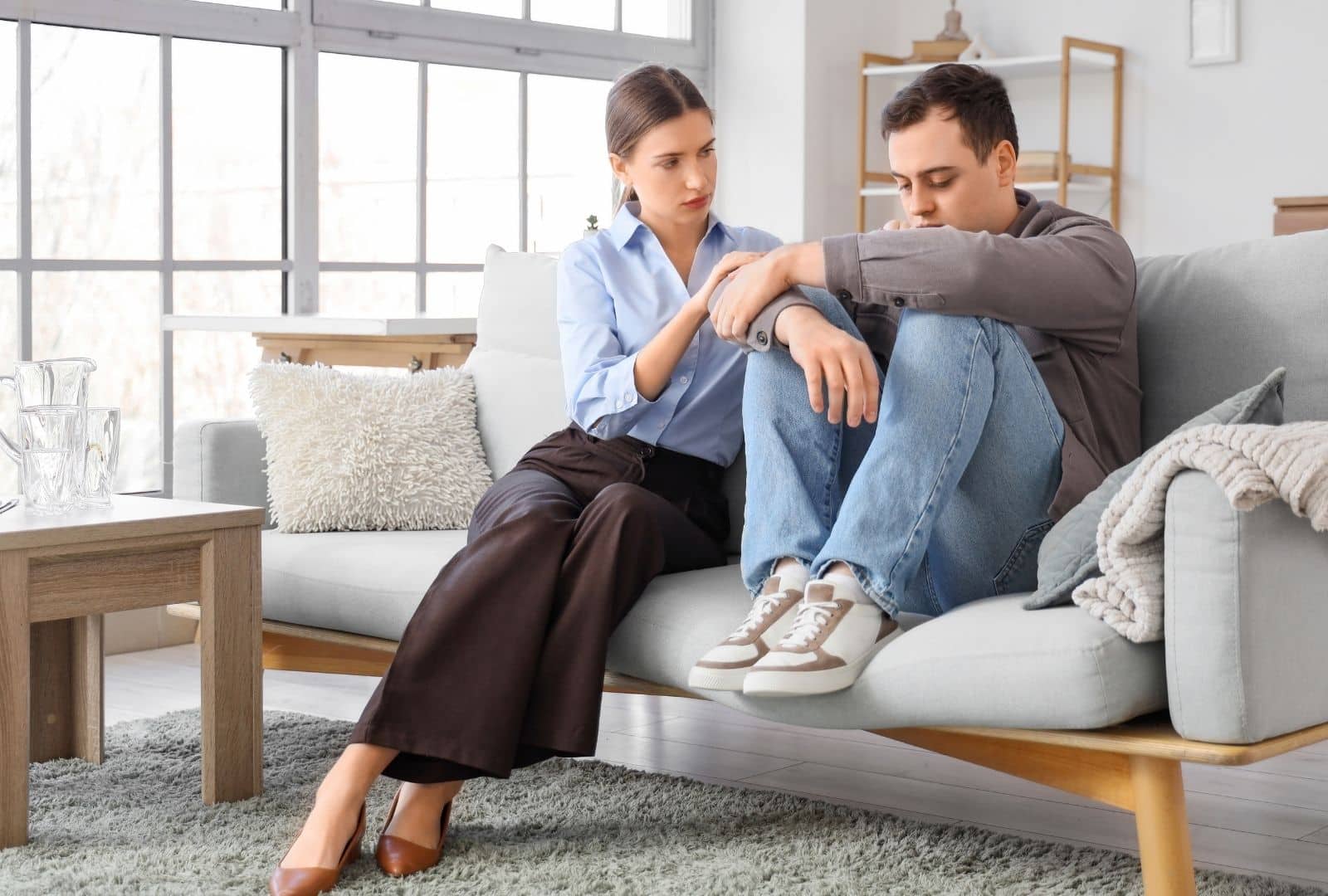 מטופל במצוקה רגשית בתהליך גמילה מסמים בליווי מטפלת תומכת